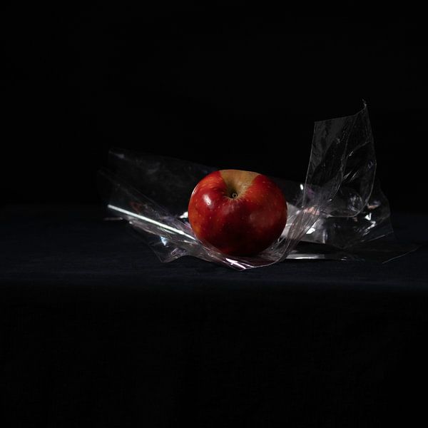 Pomme avec cellophane II par Tamar Aerts