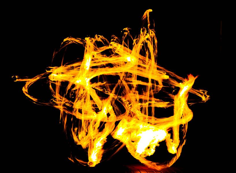 Vuurballen vliegen in het rond (2) von de buurtfotograaf Leontien