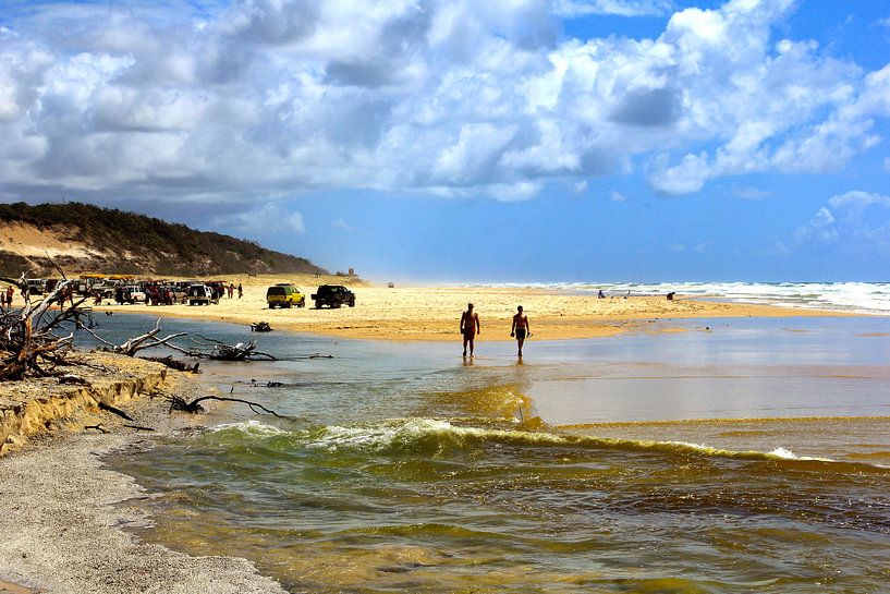 Wandeling op het strand van Fraser Island Australië van Daphne de Vries