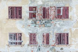 Maison aux volets rouges sur Kok and Kok