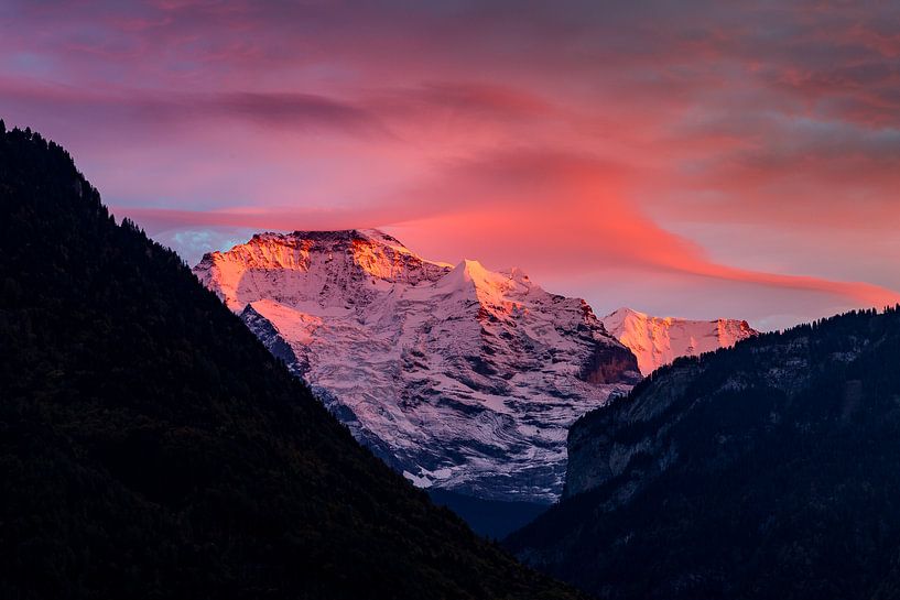 Jungfrau vanuit Interlaken in het avondlicht van Hidde Hageman