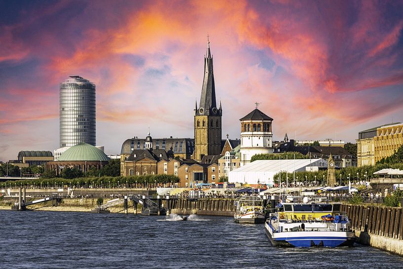 Skyline Rheinuferpromendade in Düsseldorf mit Altstadt Kirche und Hochhaus und Rhein von Dieter Walther