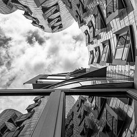 C'est un must pour les amateurs d'architecture : le MedienHafen de Düsseldorf a de grands noms. Avec le Neuer Zollhof, un ensemble de bâtiments en trois parties de forme organique, le célèbre architecte Frank O. Gehry a créé un véritable point de repère à Düsseldorf. sur peter reinders