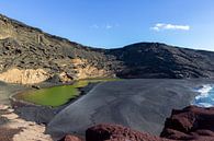 Lagune met groen water in Lanzarote van Reiner Conrad thumbnail