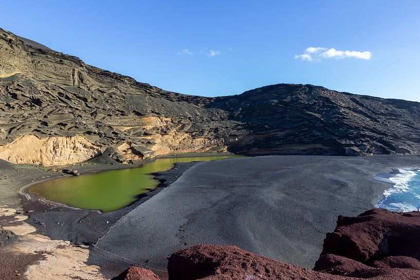 Lagune met groen water in Lanzarote van Reiner Conrad