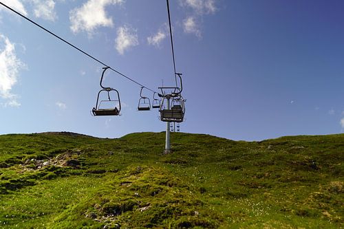 Rijd met de stoeltjeslift in Glencoe Mountain Resort. Zicht op het betoverende landschap