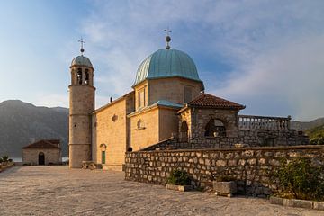 Kerk "Onze Lieve Vrouw van de Rotsen" in de Baai van Kotor, Montenegro van Jan Schuler