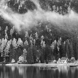 Pragser Wildsee in de Dolomieten Italië in zwart wit van Marga Vroom