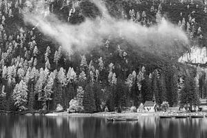 Pragser Wildsee in den Dolomiten Italien in schwarz und weiß