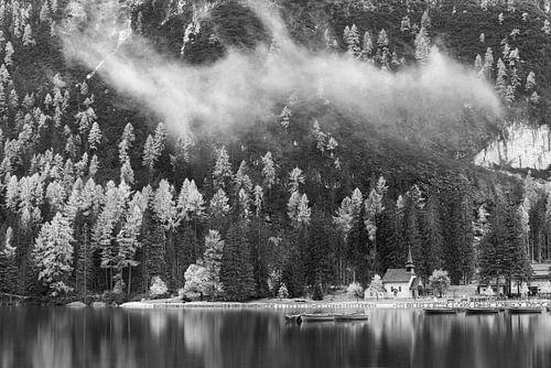 Pragser Wildsee in de Dolomieten Italië in zwart wit