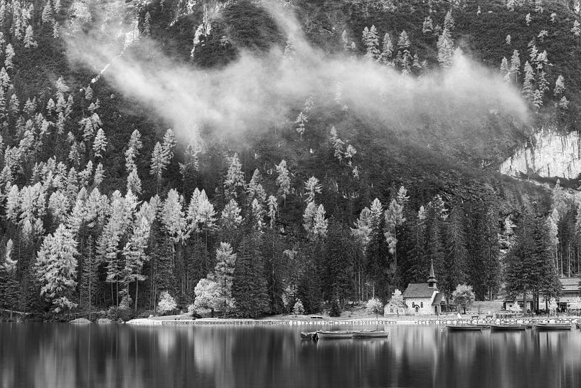 Pragser Wildsee in de Dolomieten Italië in zwart wit van Marga Vroom