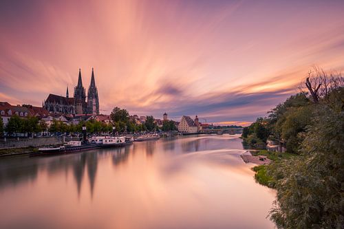 Blick über Regensburg mit Dom, Salzstadel und Steinerner Brücke am Abend mit ziehenden Wolken