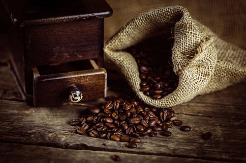 Sac de café en grains avec moulin