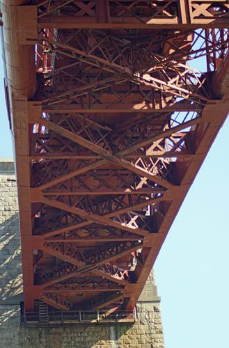 De Forth Bridge is een dubbelsporige spoorwegbrug over de Firth of Forth