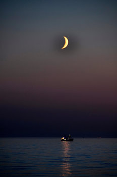 maan boven zee 