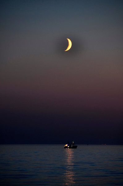 maan boven zee  by Bob Bleijerveld