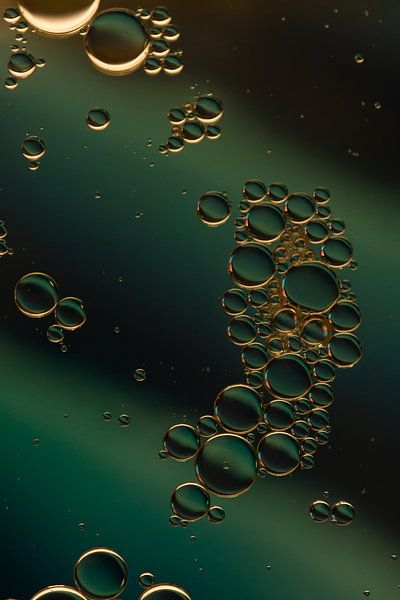 Öltropfen auf Wasser von Lucia Leemans