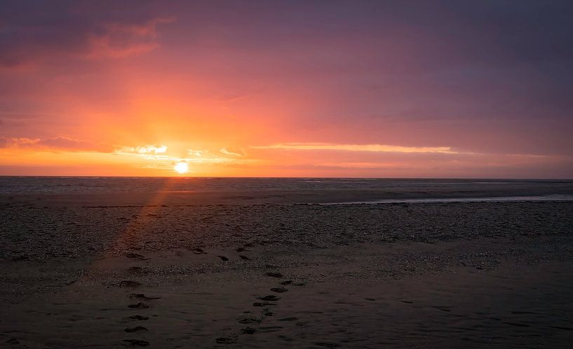 Zonsondergang strand Maasvlakte van Marjolein van Middelkoop