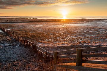 Lever de soleil sur la mer des Wadden, début d'une belle journée d'hiver. sur Marjan Schmit Visser
