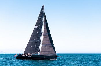 Schwarze Segelyacht während der Voile de St Tropez