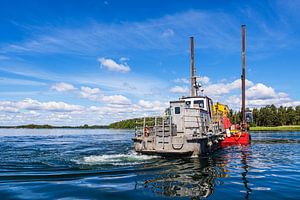 Oostzeekust met bouwschip voor het eiland Hasselö in Zweden van Rico Ködder