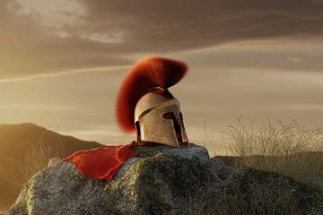 Casque grec antique de Sparte avec cape rouge, couché sur un rocher