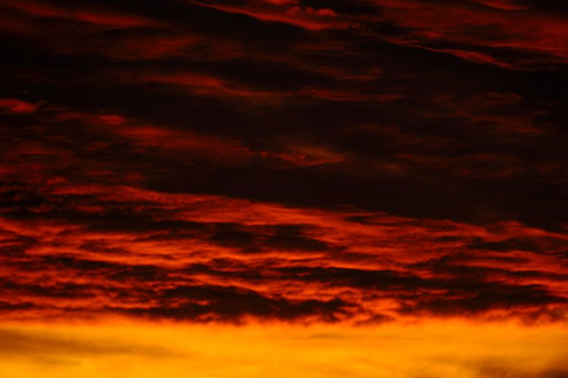 Dramatische lucht na zonsondergang, foto 3 van Merijn van der Vliet