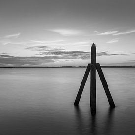 Le quai à Oostmahorn, au bord du lac Lauwersmeer, en noir et blanc sur Marga Vroom