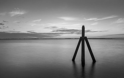 The pier at Oostmahorn on Lake Lauwers, in black and white by Marga Vroom