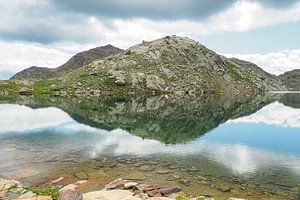 Hochalpine Bergseen und beeindruckende Gipfelkulisse in der ursprünglichen Natur der Meraner Seeplatte in Südtirol.