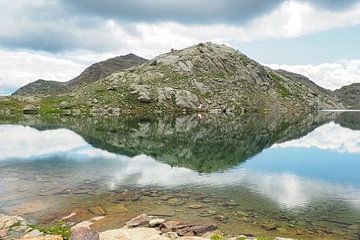 Hochalpine Bergseen und beeindruckende Gipfelkulisse in der ursprünglichen Natur der Meraner Seeplatte in Südtirol.