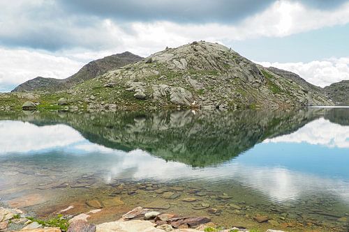 Hooggelegen bergmeren en indrukwekkende bergtoppen in de ongerepte natuur van het Meraner Seeplatte in Zuid-Tirol.