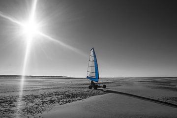 Photo en noir et blanc Blokarting sur la plage de l'île de Wadden Texel sur Phillipson Photography
