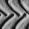 Traces de pneus d'un tracteur sur la plage sur Erwin Huizing
