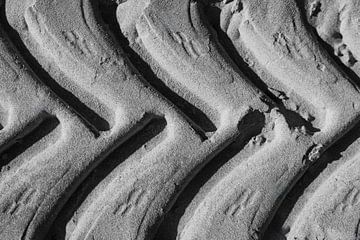 Tyre tracks of a tractor on the beach by Erwin Huizing