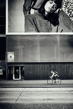 Straatfotografie in Utrecht. De fietser in de Lange Viestraat.