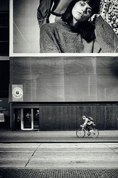 Straatfotografie in Utrecht. De fietser in de Lange Viestraat. van André Blom Fotografie Utrecht