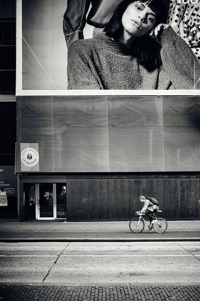 Straatfotografie in Utrecht. De fietser in de Lange Viestraat. van André Blom Fotografie Utrecht