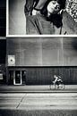 Straatfotografie in Utrecht. De fietser in de Lange Viestraat. van André Blom Fotografie Utrecht thumbnail