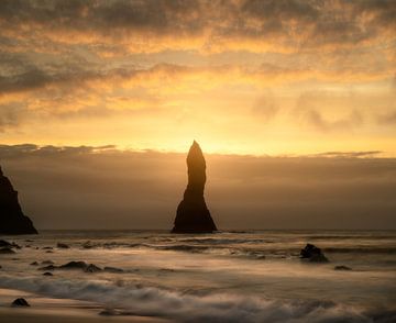 Reynisdrangar ijsland tijdens zonsopkomst van Thomas Kuipers