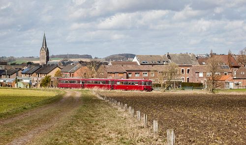 Oude Railbus door het dorpje Bocholtz