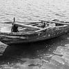 Verwittertes Fischerboot im Wasser von Fartifos
