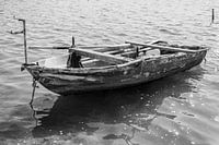Verweerde vissersboot in het water