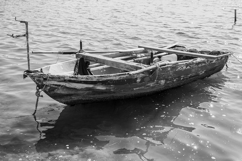 Verweerde vissersboot in het water van Fartifos