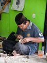 Wajang poppenmaker, Bandung van Kees van Dun thumbnail