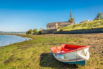 Boot op de oever, op de achtergrond de Église Notre-Dame, Landévennec, Bretagne van Christian Müringer