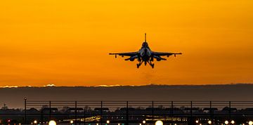F-16 Fighting Falcon van de Koninklijke Luchtmacht tijdens de landing vlak na zonsondergang op vlieg van Jaap van den Berg