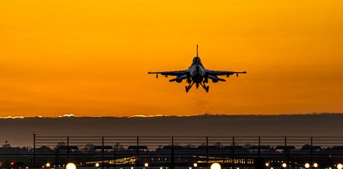 KLu F-16 Fighting Falcon na zonsondergang.