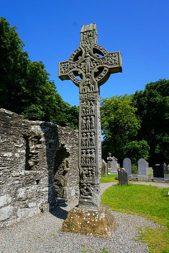 Monasterboice kloosterruïne met Keltisch hoogkruis