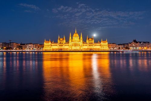 Budapester Parlamentsgebäude bei Vollmond (0170)